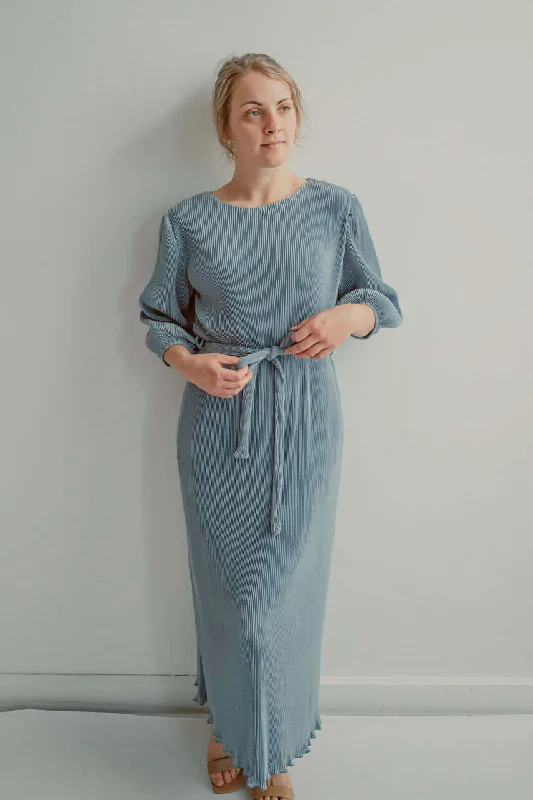 Meredith Crinkle Maxi Dress In Dusty Blue